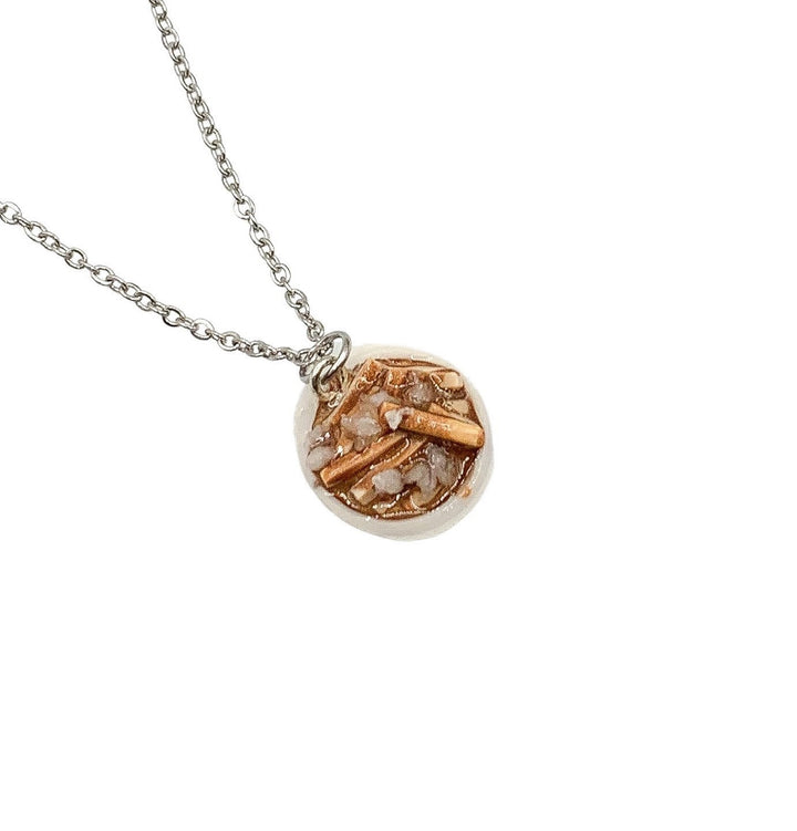 Collier Poutine Mini, Breloque Fromage en grains, Frites et Sauce, Poutine réaliste, Collier miniature gourmand, Cadeau amusant pour les gourmands