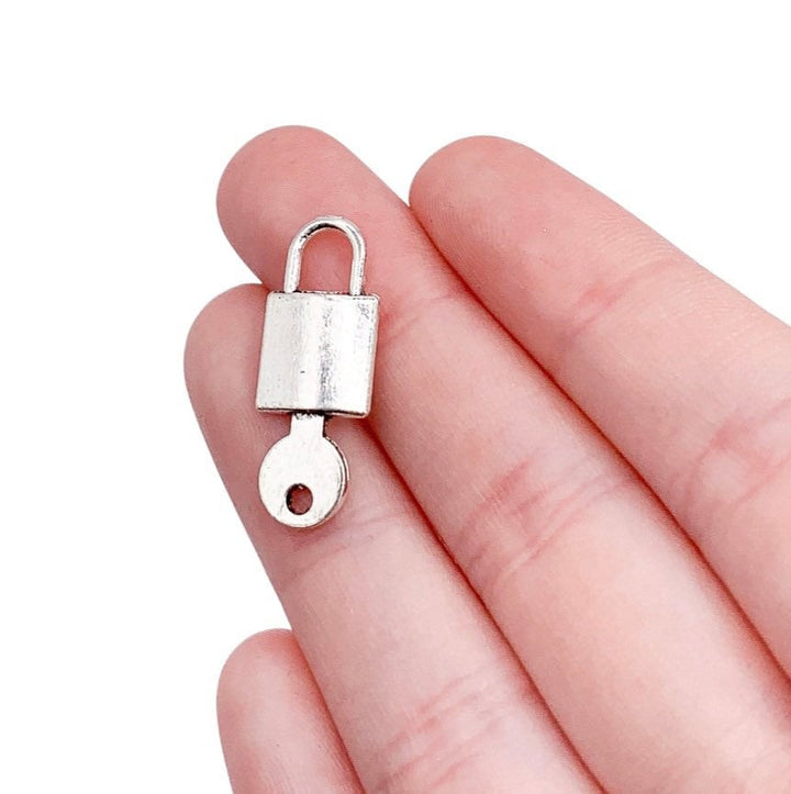 1 Breloque Cadenas et Clé, Pendentif Cadenas et Clé, Breloque Immobilier, Breloques Individuelles, Breloque Superstitionnelle, Porte-Bonheur, Accessoires pour Bijoux DIY