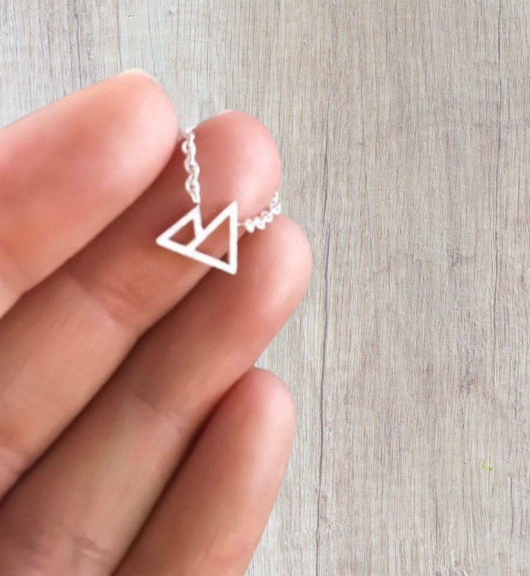 Collier Montagne, Collier Alpin, Collier Voyage, Pendentif Twin Peak, Collier Plein Air, Collier Randonnée, Sommet de Montagne, Bijou Minimaliste