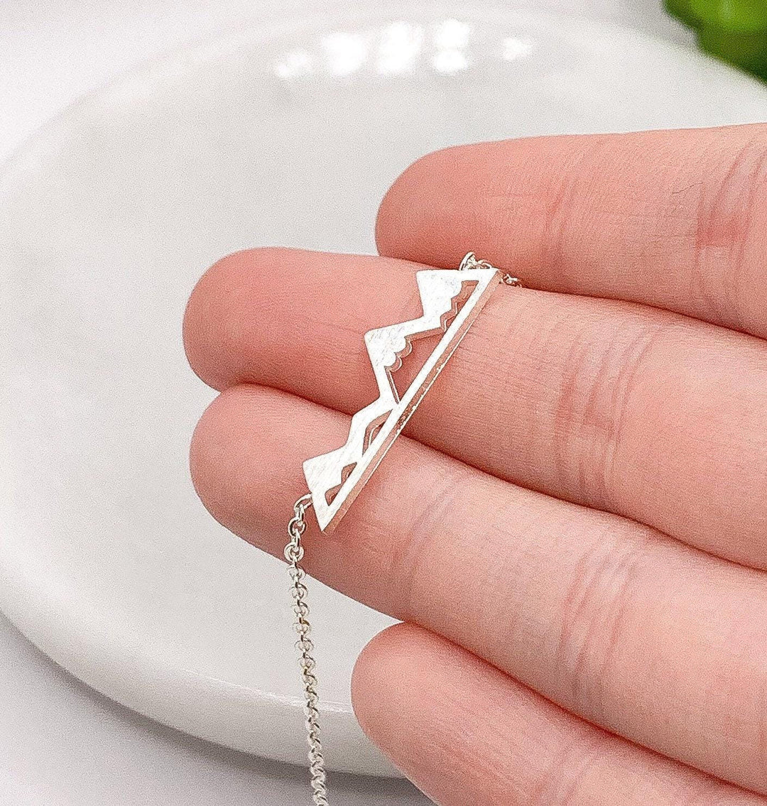 Bracelet délicat motif montagne, bracelet chaîne montagne, cadeau pour les amoureux de la nature, bracelet de randonnée, cadeau symbolique, bijou minimaliste