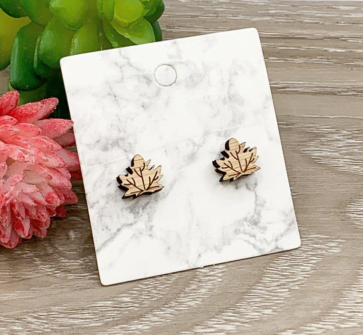 Boucles d'oreilles feuille d'érable, boucles d'oreilles puces en bois, bijoux feuillage, boucles d'oreilles canadiennes, boucles d'oreilles en bois naturel, puces pour la fête du Canada, bijoux d'automne pour elle