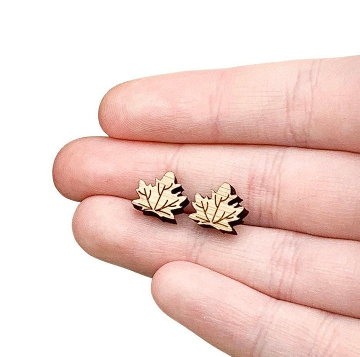 Boucles d'oreilles feuille d'érable, boucles d'oreilles puces en bois, bijoux feuillage, boucles d'oreilles canadiennes, boucles d'oreilles en bois naturel, puces pour la fête du Canada, bijoux d'automne pour elle