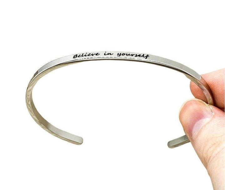 Bracelet « Mon histoire n'est pas encore terminée », Bracelet jonc mantra, Cadeau inspirant, Cadeau pour une amie, Bracelet d'affirmation, Bracelet minimaliste