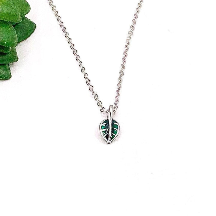 Collier Feuille Verte Fine, Bijou en Argent Sterling, Collier Minimaliste, Cadeau pour les Amoureux de la Nature, Collier Feuilles, Pendentif Feuille en Émail Vert