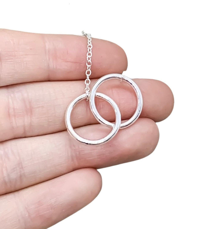 Collier Deux Cercles, Collier Double Cercle, Collier Cercles Entrelacés, Collier de Promesse, Collier Délicat, Bijou de Mariée, Collier de Demoiselle d'Honneur