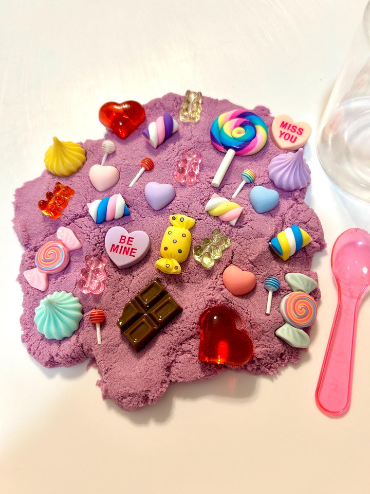Valentine Kinetic Sand Kit with Charms | Candy & Heart Theme | Sensory Play | Red, Pink or Mauve | Montessori Play | 120g Sand