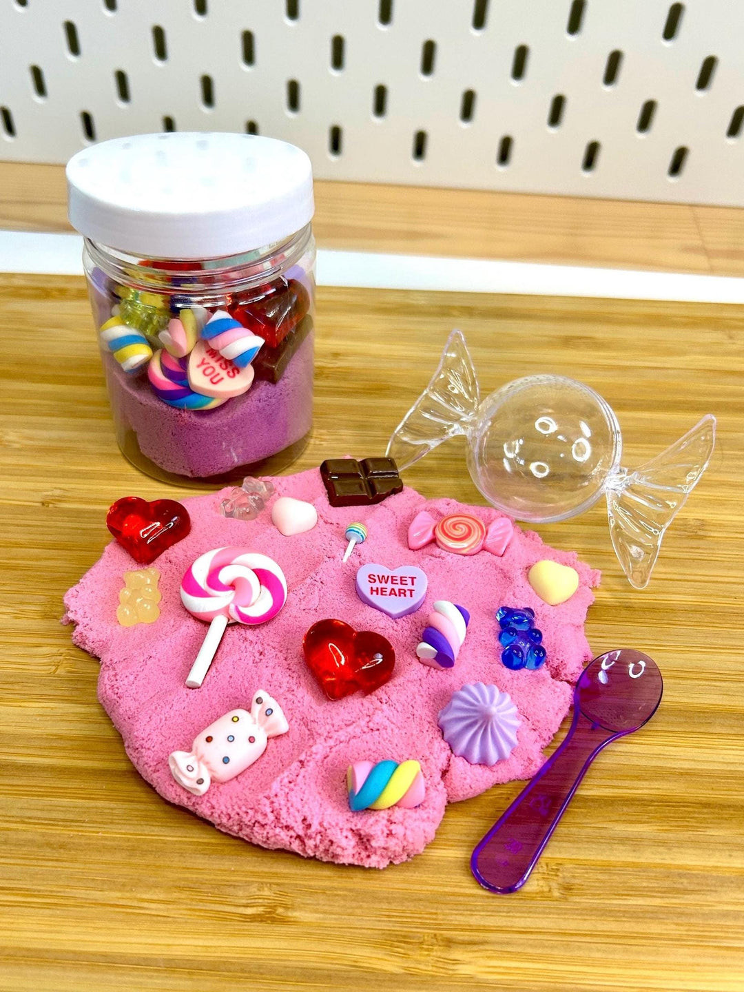 Valentine Kinetic Sand Kit with Charms | Candy & Heart Theme | Sensory Play | Red, Pink or Mauve | Montessori Play | 120g Sand