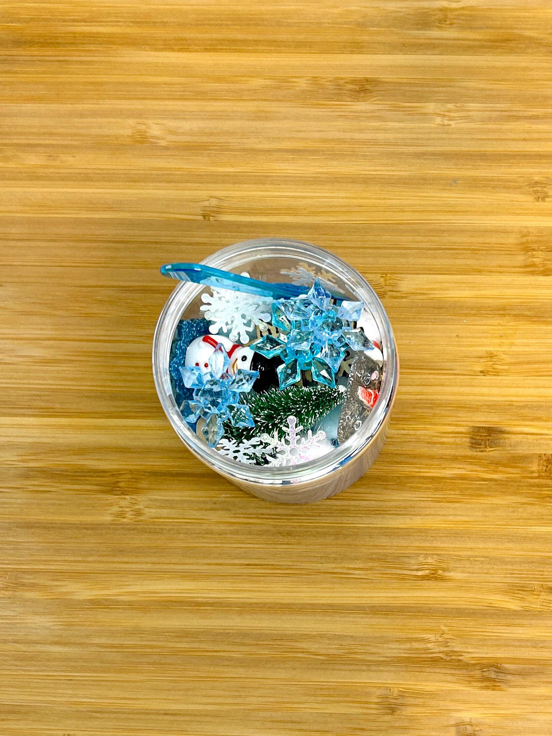 Winter Kinetic Sand Kit | Frosty Blue Sensory Play Sand with Snowman & Snowflake Charms | Winter Wonderland Sensory Play | Cute Party Favour