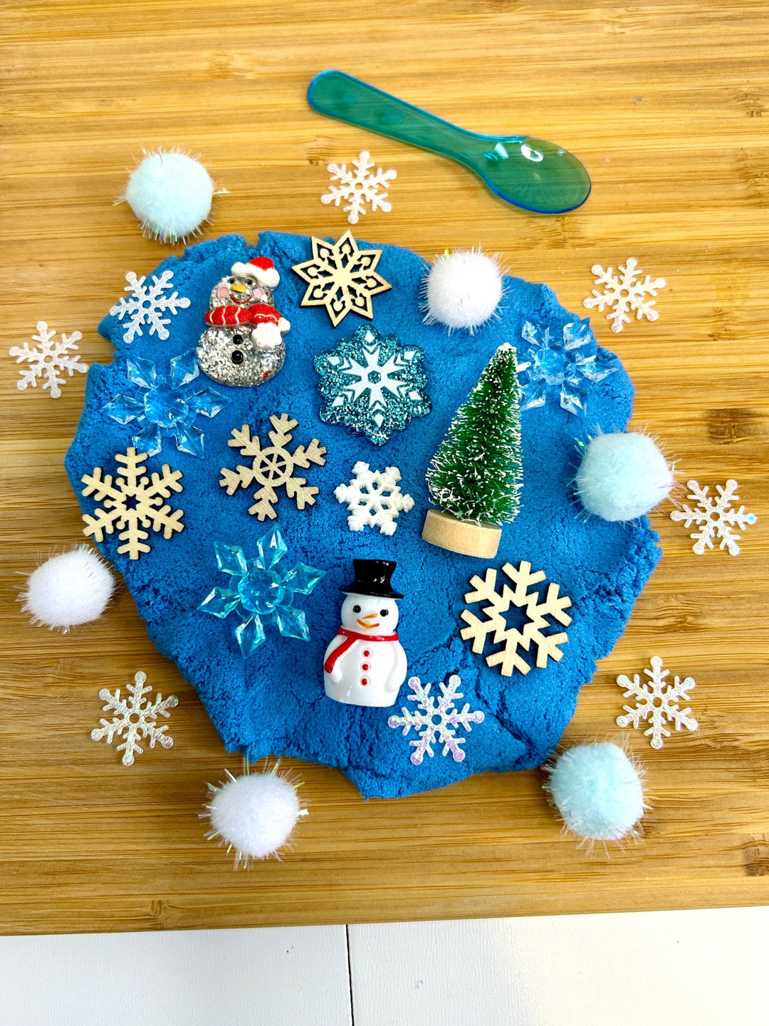 Winter Kinetic Sand Kit | Frosty Blue Sensory Play Sand with Snowman & Snowflake Charms | Winter Wonderland Sensory Play | Cute Party Favour