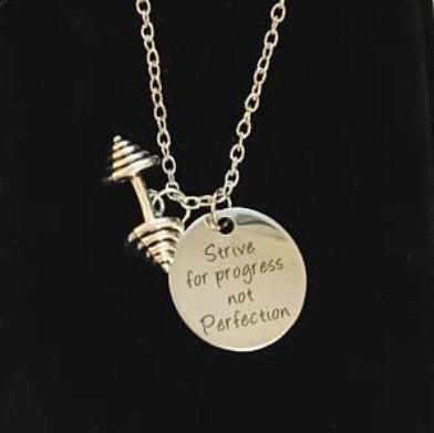Collier « Visez le progrès », citation motivante, cadeau fitness, pendentif haltère, bijou fitness, collier inspirant, cadeau CrossFit, entraînement