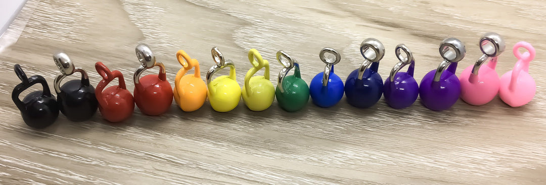 Breloques kettlebell arc-en-ciel, bijoux de fitness bleus, jaunes, verts, violets, noirs et roses, cadeau pour coach sportif, bijoux de gym, CrossFit