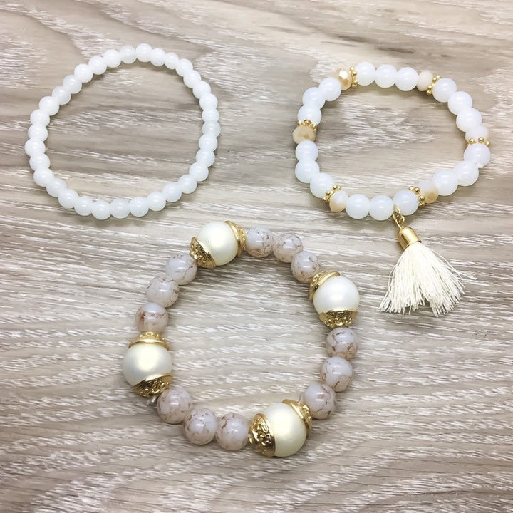 Bracelets à perles triples, ensemble de 3 bracelets à perles multi-rangs blancs et roses, bracelets d'amitié, cadeau d'anniversaire, pompons, cadeau pour une fille