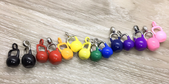 Breloques kettlebell arc-en-ciel, bijoux de fitness bleus, jaunes, verts, violets, noirs et roses, cadeau pour coach sportif, bijoux de gym, CrossFit