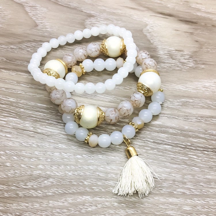 Bracelets à perles triples, ensemble de 3 bracelets à perles multi-rangs blancs et roses, bracelets d'amitié, cadeau d'anniversaire, pompons, cadeau pour une fille