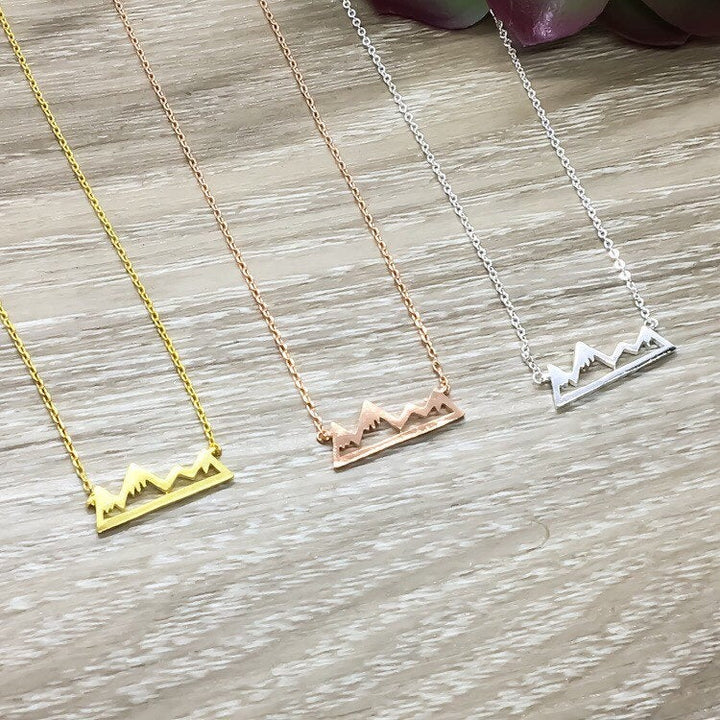 Collier minimaliste motif montagne, bijou discret, collier d'escalade en or rose, cadeau pour randonneurs, cadeau pour amoureux de la nature, cadeau pour voyageurs, cadeau pour sœurs