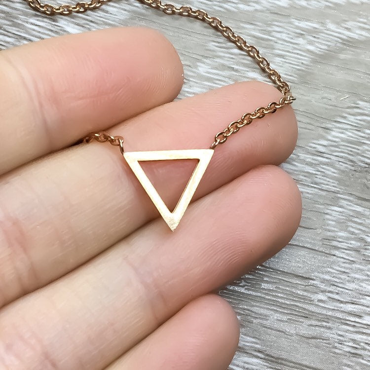 Collier triangle fin, collier géométrique délicat, bijou minimaliste, cadeau pour petite amie, cadeau pour maman, collier d'amitié, cadeau pour 3 amies