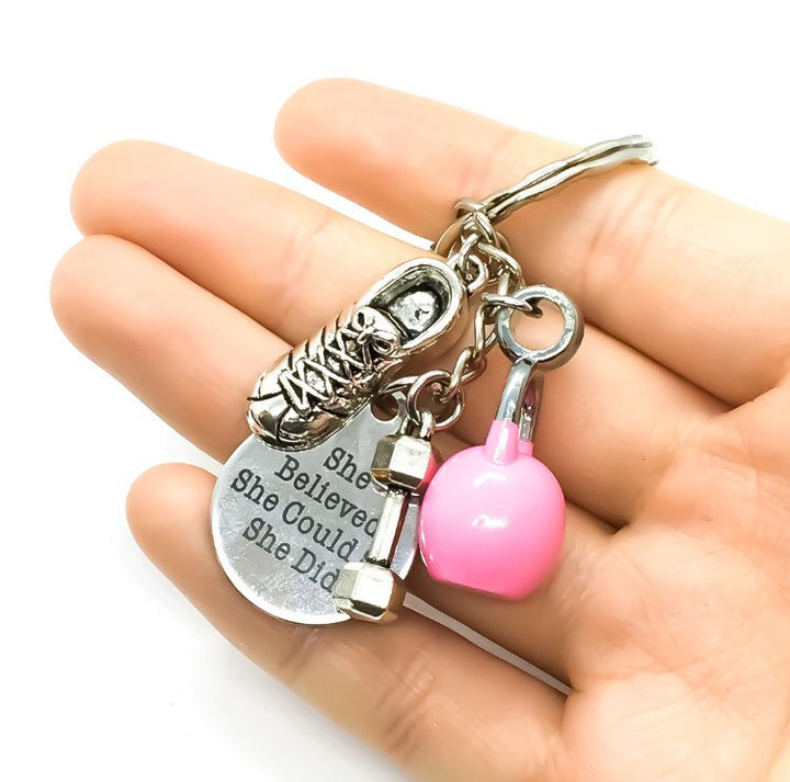 Porte-clés fitness, « Elle croyait en elle », breloque kettlebell, cadeau motivation sport, breloque chaussure de running, cadeau coach, cadeau entraîneur personnel