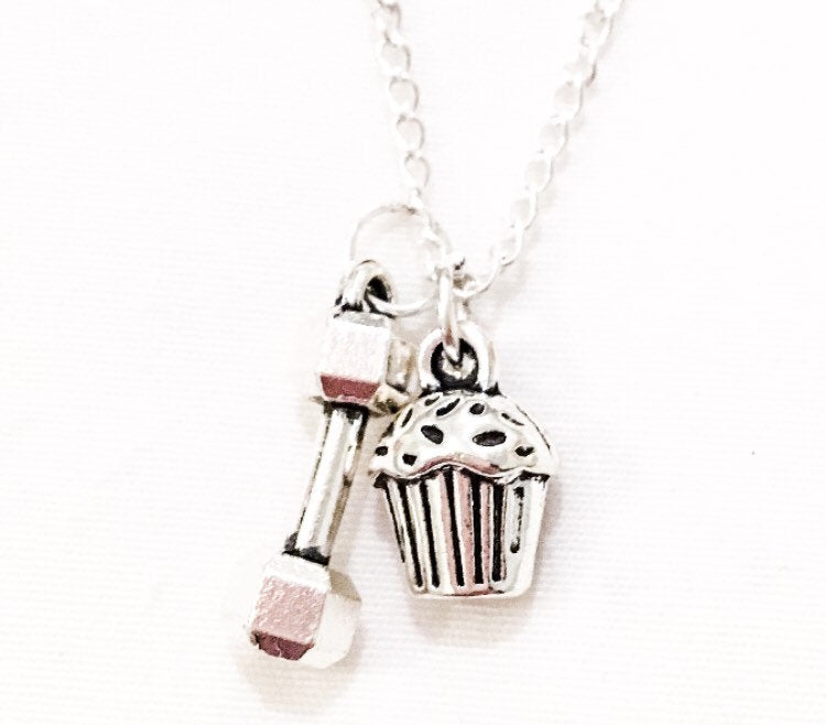 Collier à breloques fitness, breloques cupcake et kettlebell, collier haltère, bijoux de sport, cadeau pour diététicien(ne), cadeau CrossFit, cadeau haltérophilie