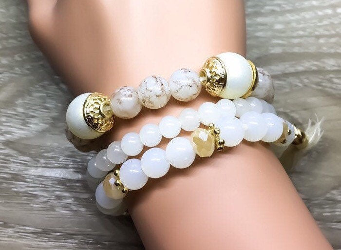 Bracelets à perles triples, ensemble de 3 bracelets à perles multi-rangs blancs et roses, bracelets d'amitié, cadeau d'anniversaire, pompons, cadeau pour une fille