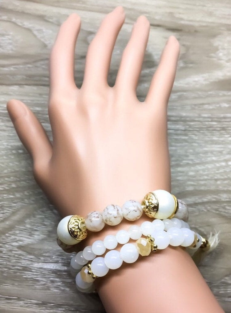 Bracelets à perles triples, ensemble de 3 bracelets à perles multi-rangs blancs et roses, bracelets d'amitié, cadeau d'anniversaire, pompons, cadeau pour une fille