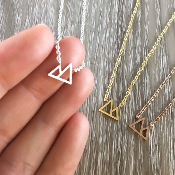 Collier Twin Peaks miniature, bijou minimaliste, collier en acier inoxydable, collier d'amitié, cadeau pour grimpeurs, cadeau pour voyageurs