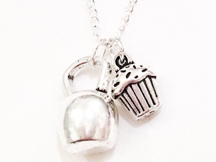Collier à breloques fitness, breloques cupcake et kettlebell, collier haltère, bijoux de sport, cadeau pour diététicien(ne), cadeau CrossFit, cadeau haltérophilie