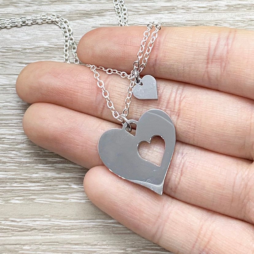 Cadeau mère-fille, ensemble de colliers à partager pour 2, cadeau pour maman, colliers assortis, pendentif petit cœur ajouré, cadeau pour belle-fille, meilleure amie