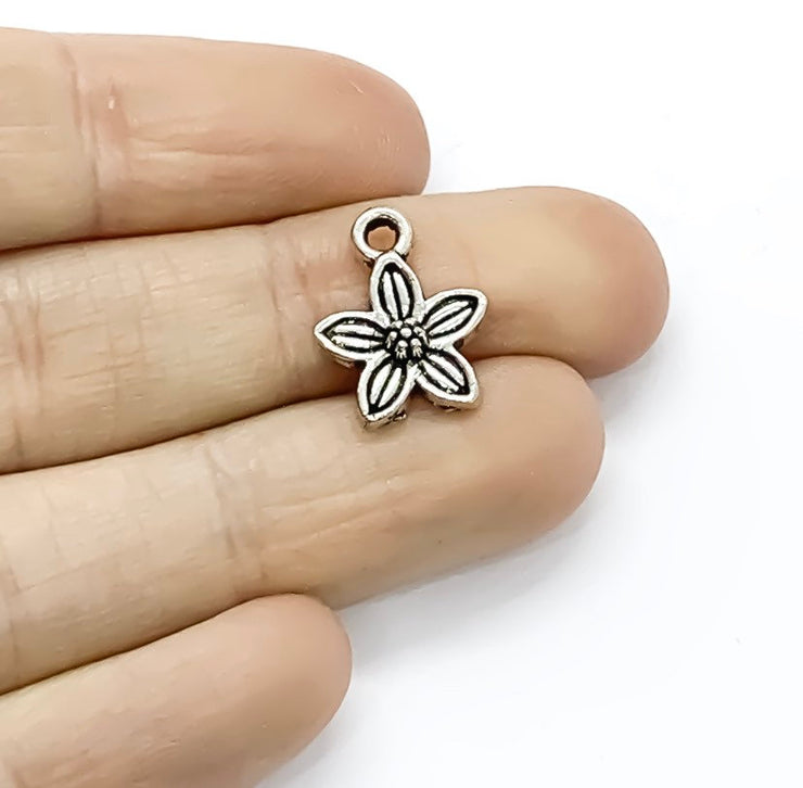 1 Tiny Flower Charm